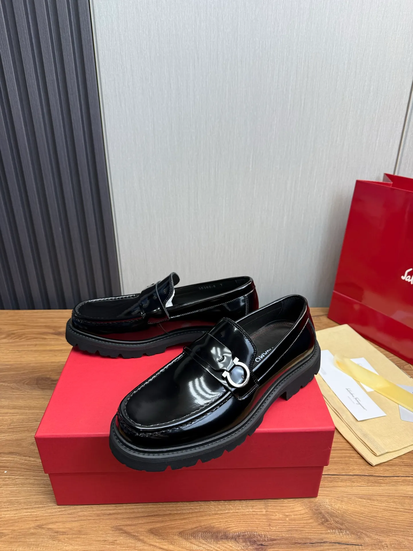 Men's shoes 💰880💰 Ferragamo. [Ferragamo] Men's Loaf leather shoes, the latest hot style, 1:1 original purchase quality, top quality, imported open-edge beaded cowhide leather on the upper, hand-made three-dimensional stitching highlights the round toe design, the inner feet are made of imported cowhide, with original wear-resistant rubber outsole, matching code 39-44, (38, 45 custom-made, non-refundable)